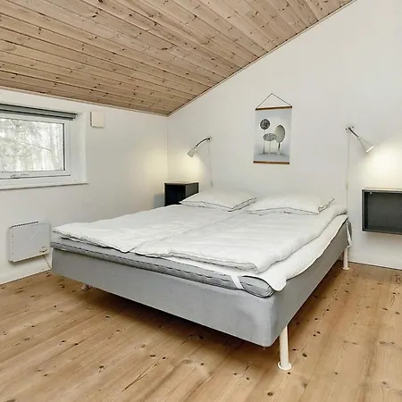 12 Person In Rodby-by Traum *