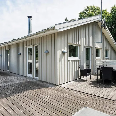 12 Person In Rodby-by Traum
