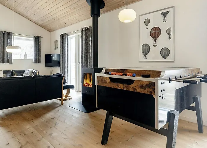12 Person In Rodby-by Traum *