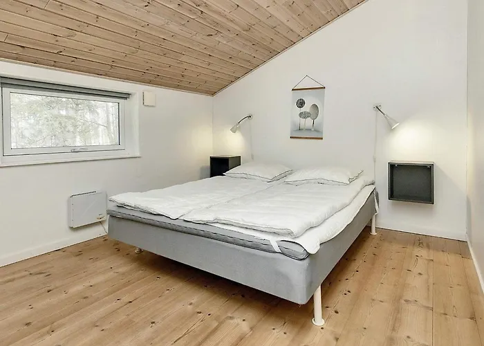 12 Person In Rodby-by Traum *
