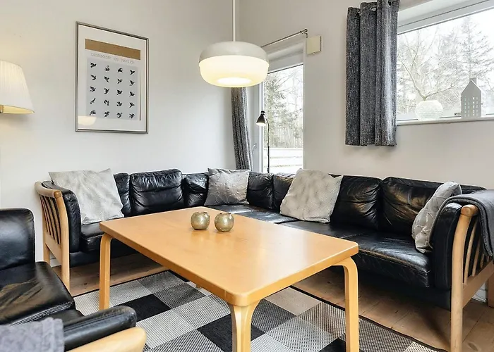 12 Person In Rodby-by Traum